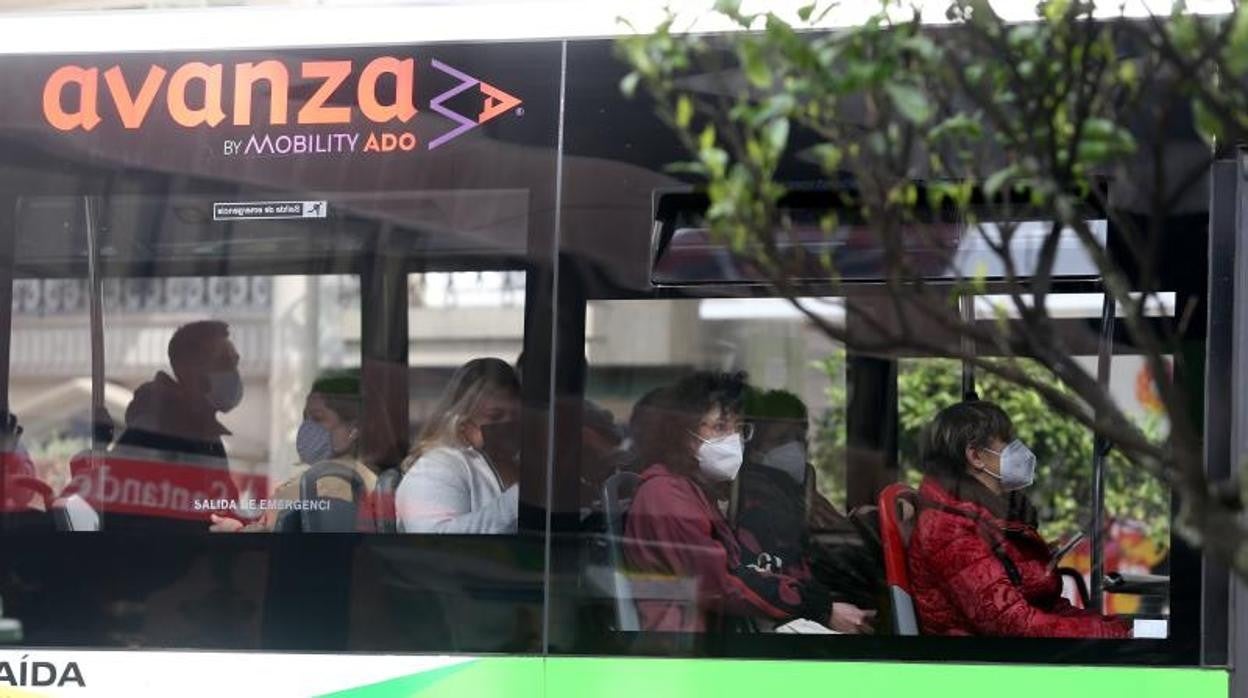 Un grupo de pasajeros a bordo de un autobús, en Vigo