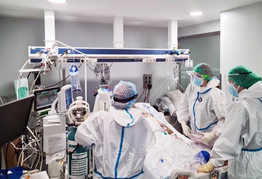 Cerca de 2.000 personas contagiadas de Covid-19 han requerido ingreso en la UCI en Castilla y León