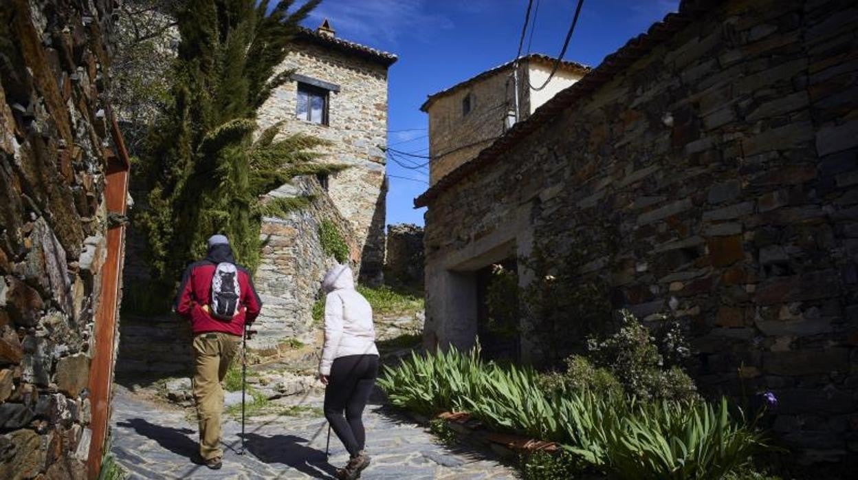 Dos personas paseando por Patones