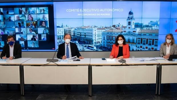 Ayuso se adelanta y activa ya la máquina electoral de una campaña «corta y muy telemática»