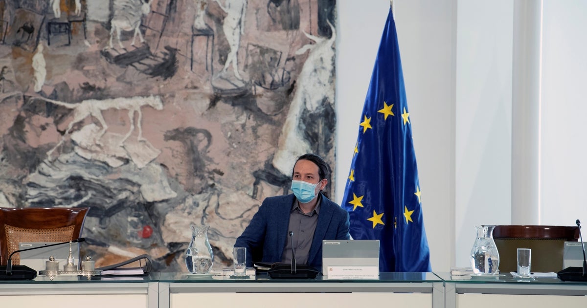 El vicepresidente segundo del Gobierno, Pablo Iglesias, asiste al Consejo de Ministros celebrado este martes en el complejo de La Moncloa