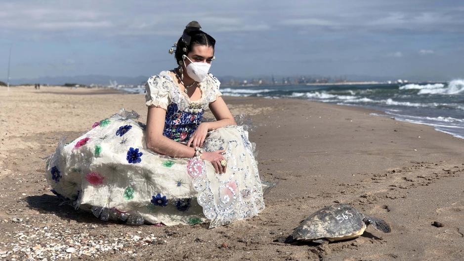 Una suelta de tortugas con un ecotraje de fallera alerta sobre la contaminación marina en Valencia