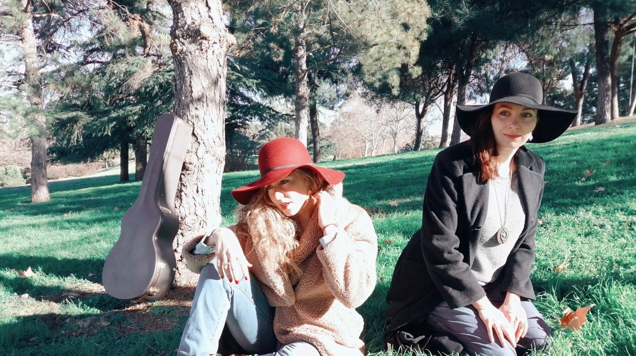 María y Kristine, la dupla vocal de All Around Folks, posando en el Parque Tierno Galván de la capital