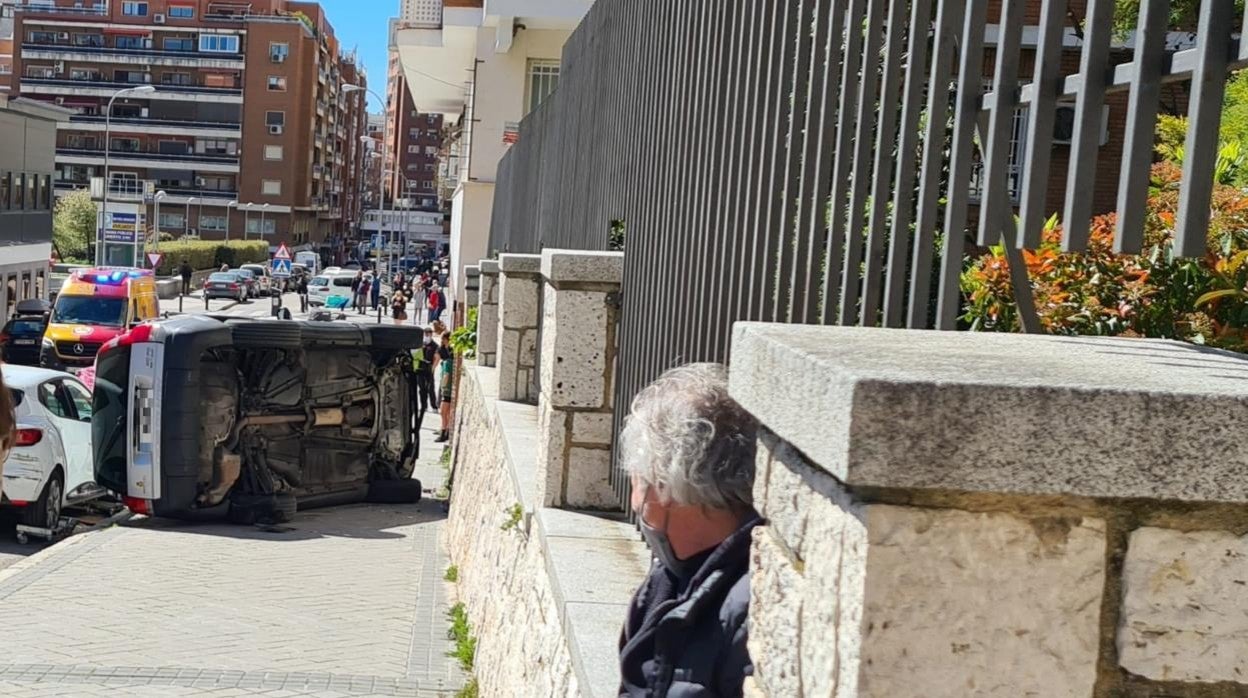 El coche volcado en la acera, esta mañana