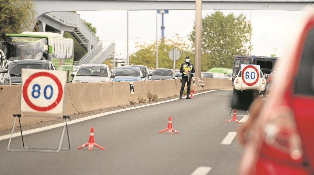 Un control policial en la A-2, autovía de Barcelona, el pasado mes de octubre