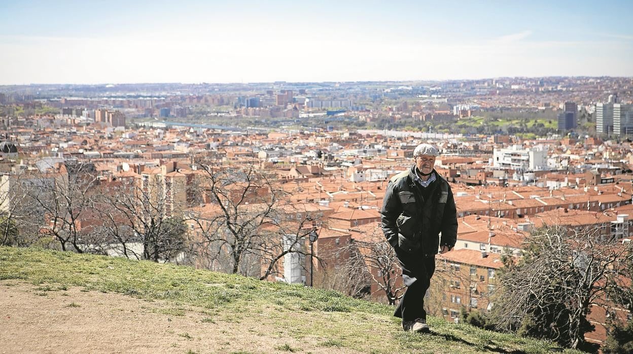 Venancio pasea, ayer a mediodía, por el parque de las siete tetas, en Puente de Vallecas