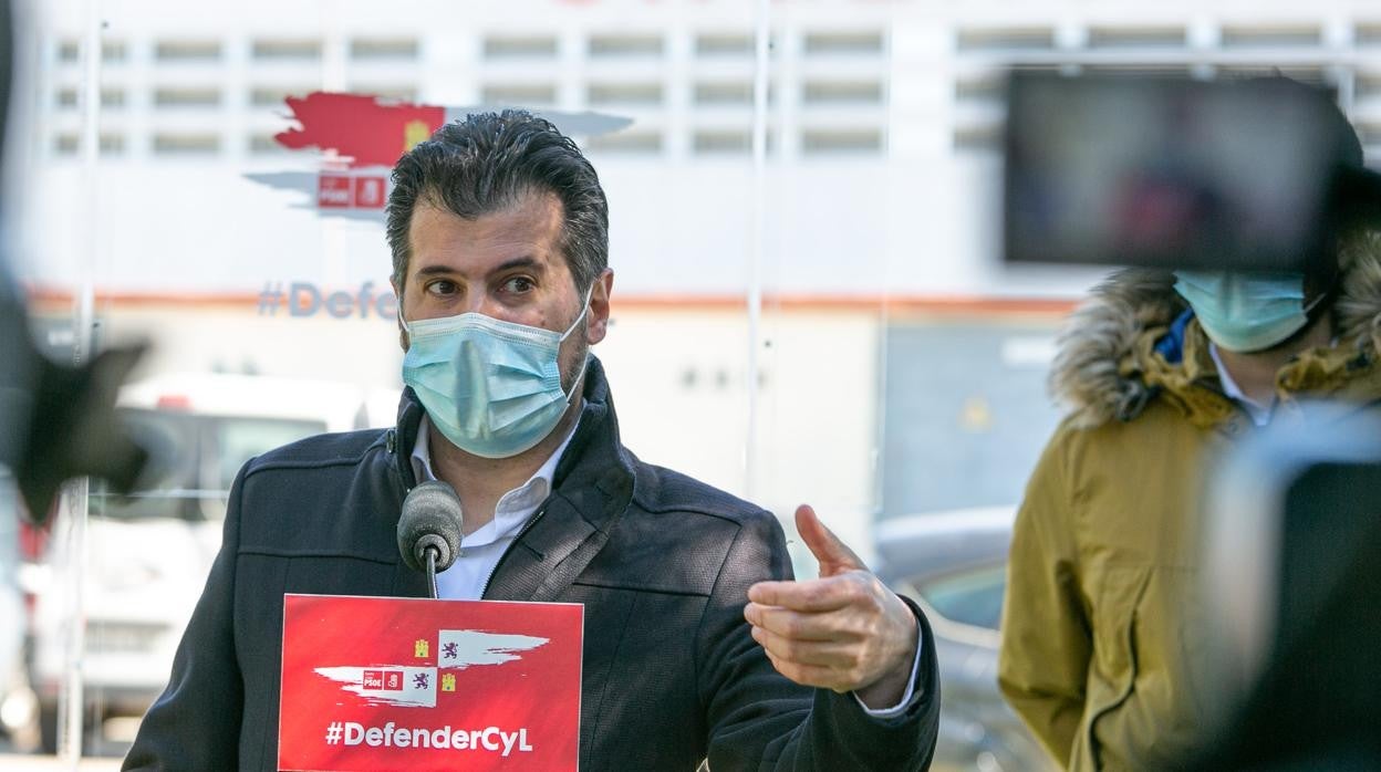 El presidente de las Cortes, Luis Fuentes (Ciudadanos), y la socialista Ana Sánchez, ayer durante la reunión