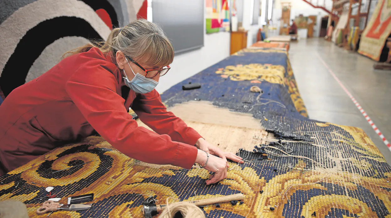 Una de las alfombras más dañadas que están siendo reparadas en la Real Fábrica de Tapices