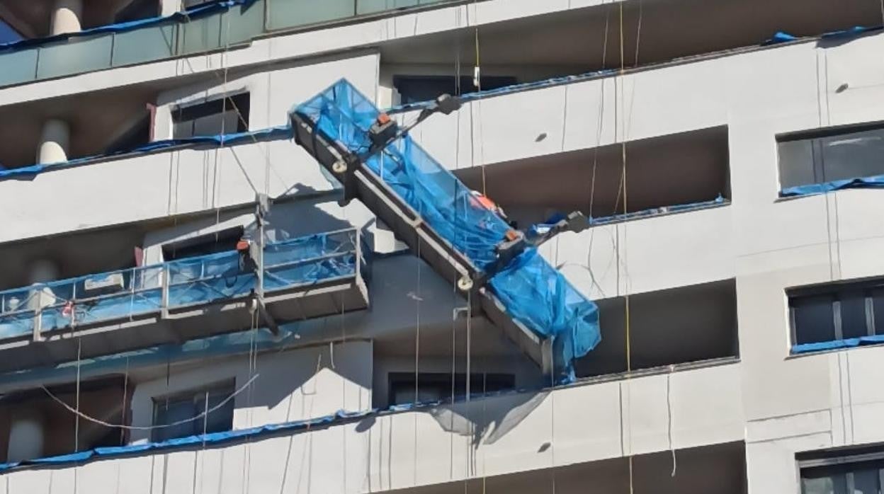 Imagen de la vagoneta vertical suspendida en un edificio de Valencia