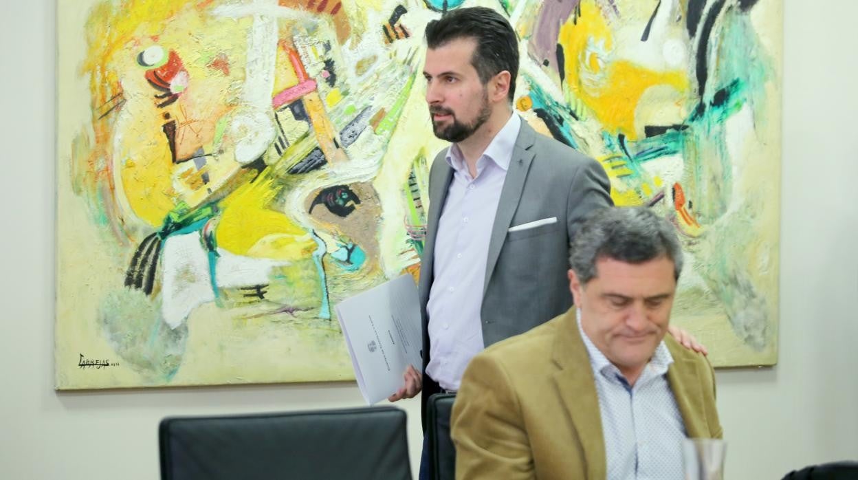 Luis Tudanca y Pedro Pascual, durante una junta de portavoces de las Cortes en una imagen de archivo