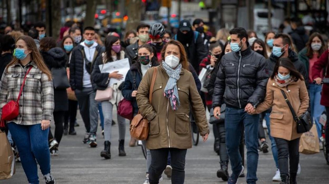 Varios transeúntes pasean por el Paseo de Gracia de Barcelona