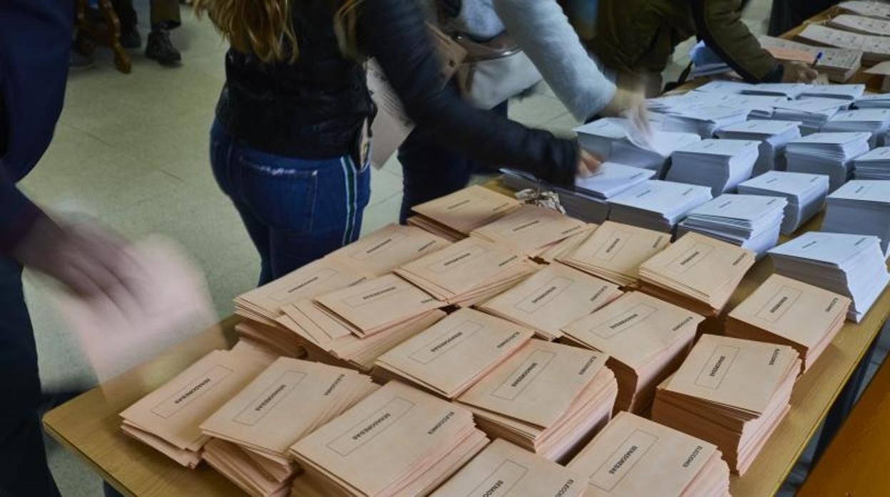 Mesa con las papeletas de los distintos partidos en las últimas elecciones celebradas en Madrid en 2019