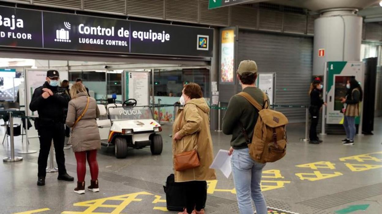 Control de viajeros en la estación del AVE de Atocha