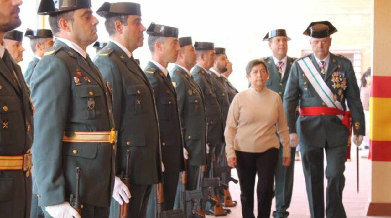 El general Pedro Garrido acompaña a la delegada del Gobierno en Cataluña, Teresa Cunillera