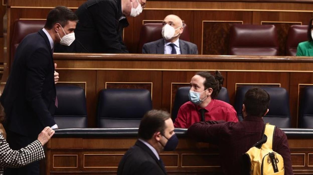 Pedro Sánchez y Pablo Iglesias, ayer en el Pleno del Congreso de los Diputados