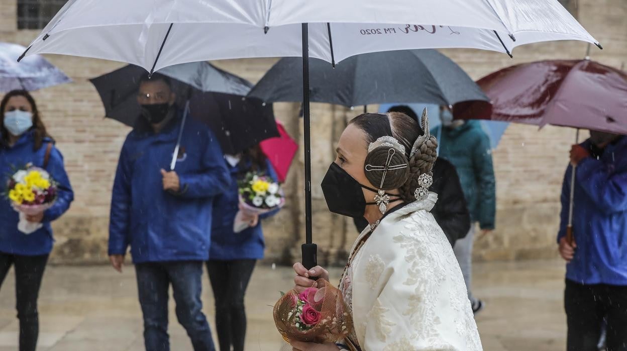 Imagen tomada este jueves de la lluvia en el centro de Valencia