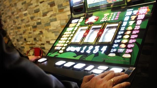 El TSJ valenciano vuelve a suspender la prohibición de jugar a las máquinas tragaperras en los bares