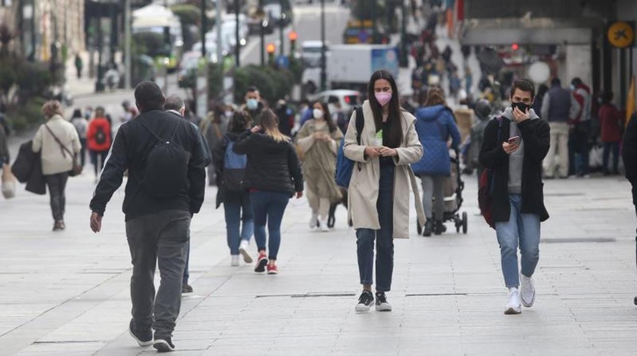 Ambiente en una calle de Vigo, en una imagen reciente