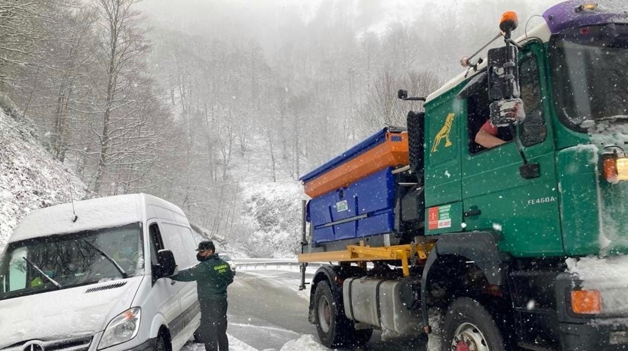 Imagen de una intervención de Guardia Civil en la N-135, Pamplona-Francia, salida de vehículos.