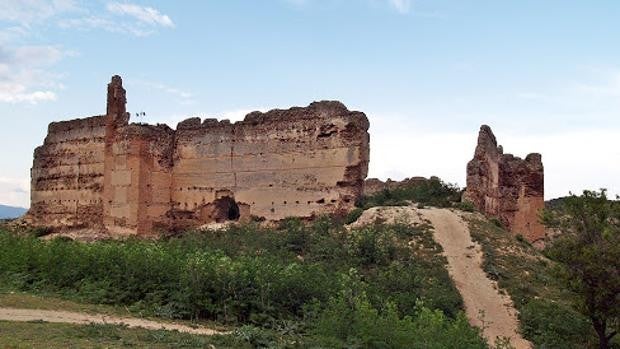 Las Cortes acuerdan remitir al Ayuntamiento de Cebolla y a la Junta una petición ciudadana para expropiar el castillo del municipio