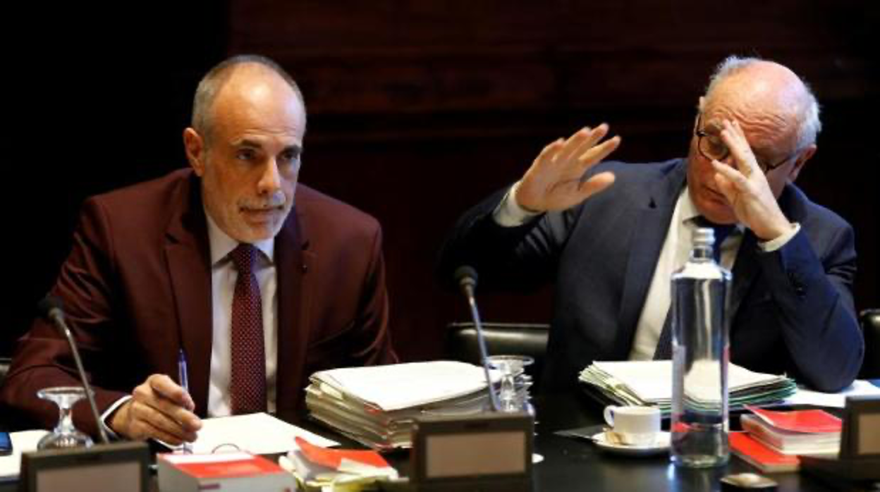 Joan Ridao (izquierda) y Xavier Muro, durante una reunión de la Mesa del Parlamento de Cataluña