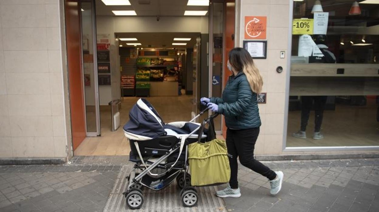 Una mujer con su carrito en una imagen de archivo