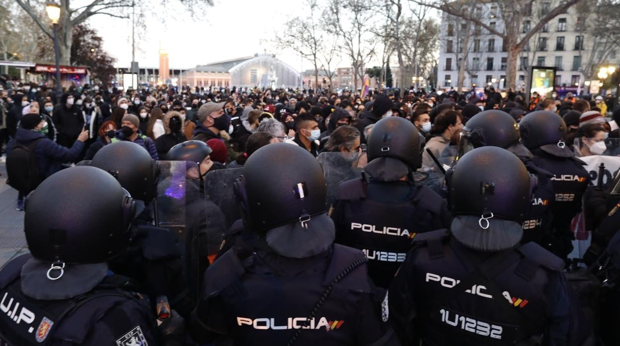 Agentes de la UIP de la Policía Nacional cercan a los manifestantes