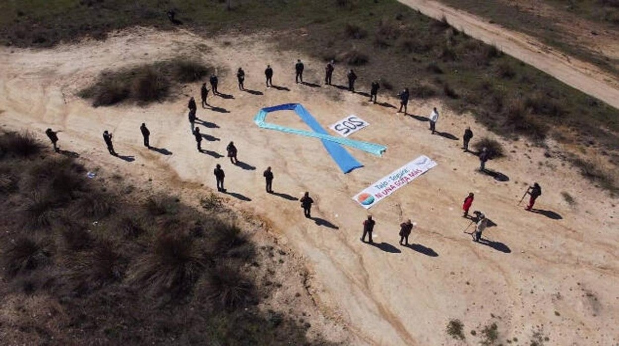 Los alcaldes durante la manifestación celebrada este sábado en Sacedón (Guadalajara)