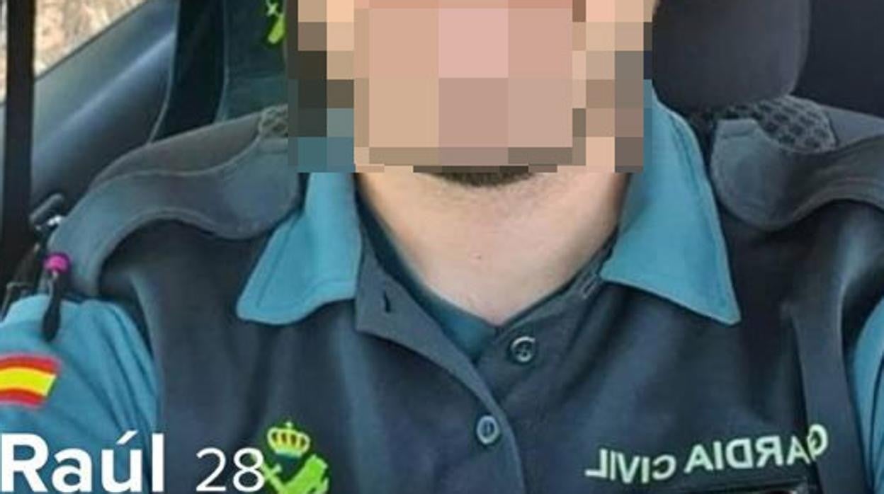 Uno de los perfiles de Tinder de un guardia civil