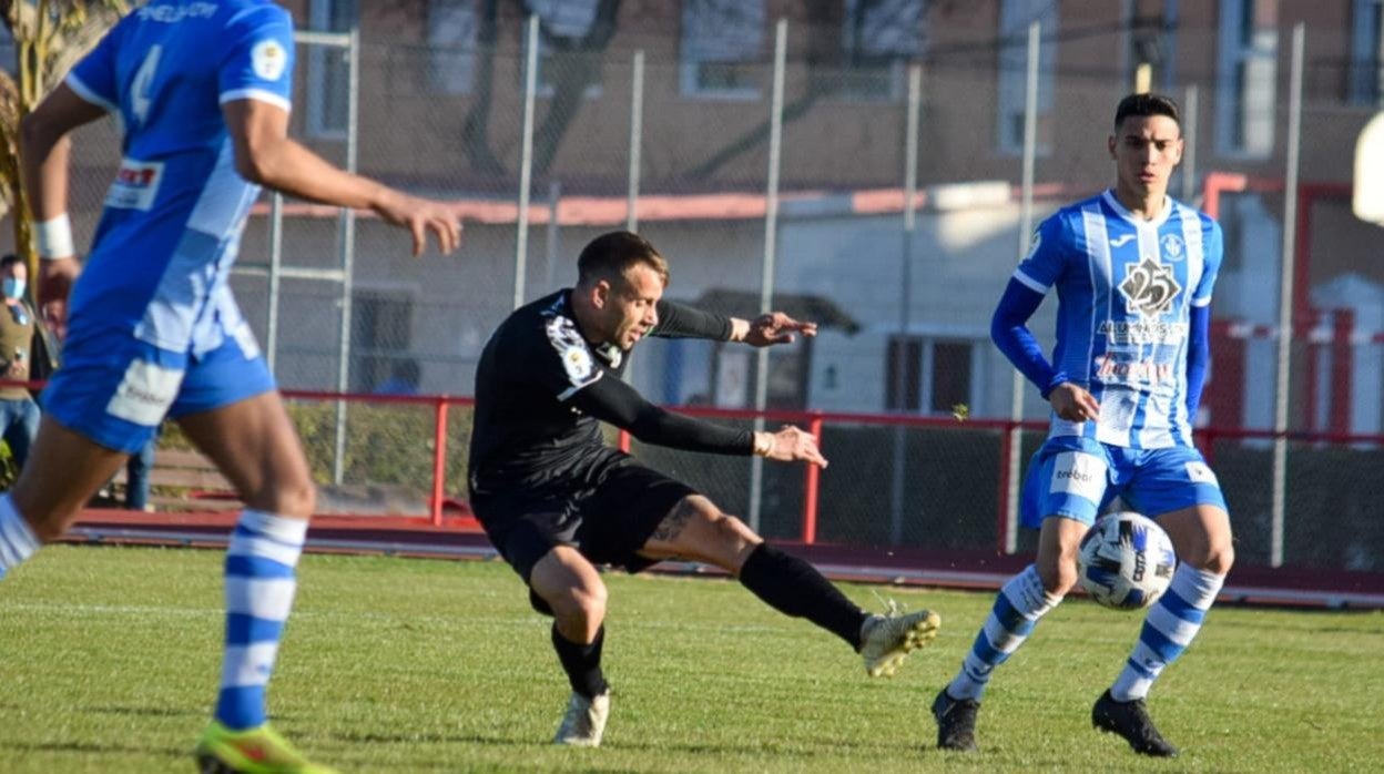 Rubén Moreno, de negro, golpea el balón