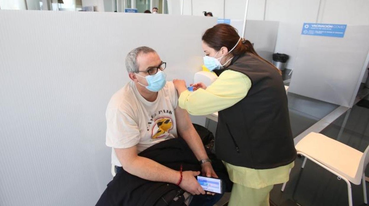 Un hombre recibiendo la vacuna de Astra Zéneca contra el coronavirus