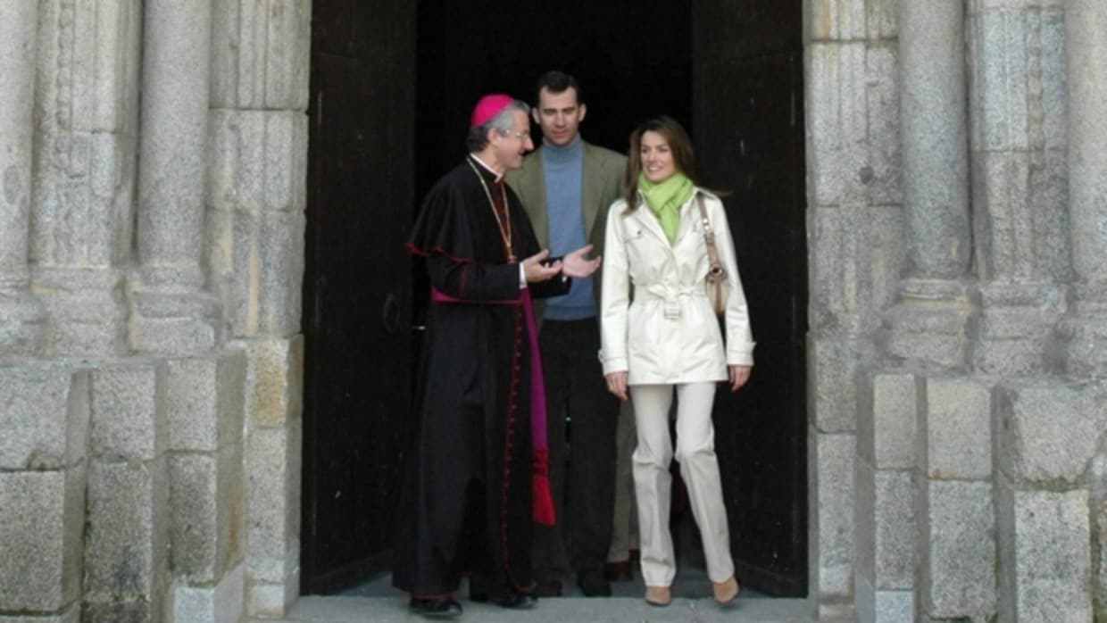 Don Felipe y Doña Letizia, con monseñor Vives en una visita privada a la catedral de la Seo de Urgell