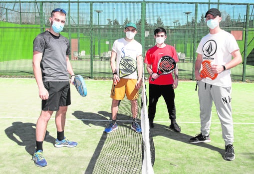 Unos jóvenes practican padel en el club Puerta de Hierro