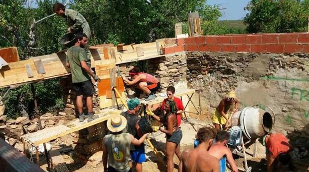 Imagen de archivo de los jóvenes levantando una construcción en Fraguas