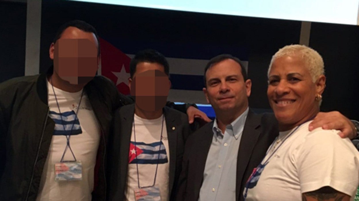 González Llort, jefe del ICAP (centro), junto con D'Wolf, de Sierra Maestra Euskadi