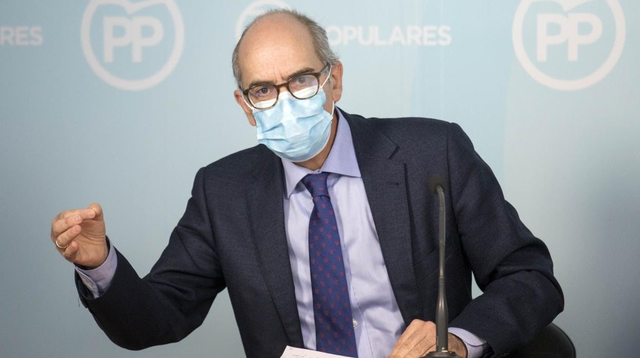 El presidente del PP de Salamanca, Javier Iglesias, durante una rueda de prensa