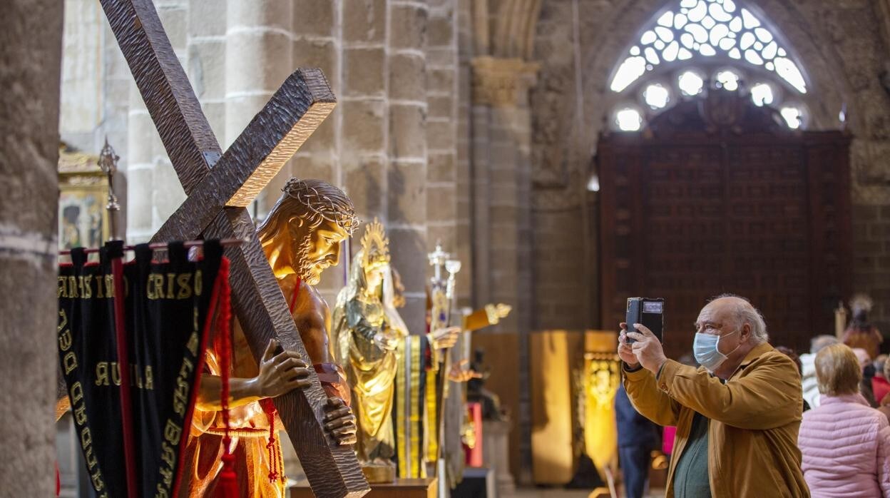 Muestra de veneración de la Semana Santa en la Catedral de Ávila