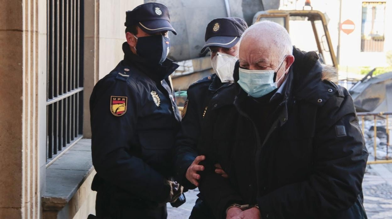 El agente de la Policía Nacional jubilado, a las puertas de los juzgados de León, en una reciente imagen de archivo