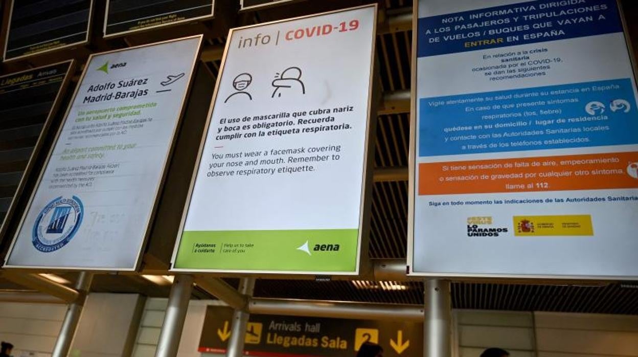 Carteles informativos en el aeropuerto de Madrid