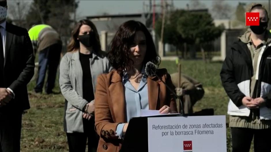 Ayuso afirma que Madrid tiene «capacidad para vacunar por cuatro» y pide más vacunas