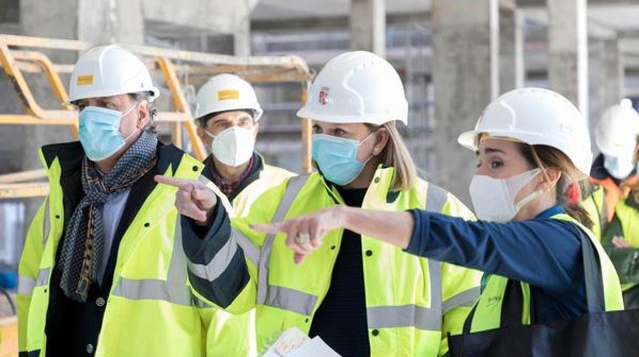 La Consejera de Familia, Isabel Blanco, visita junto al alcalde de Salamanca las obras de una residencia