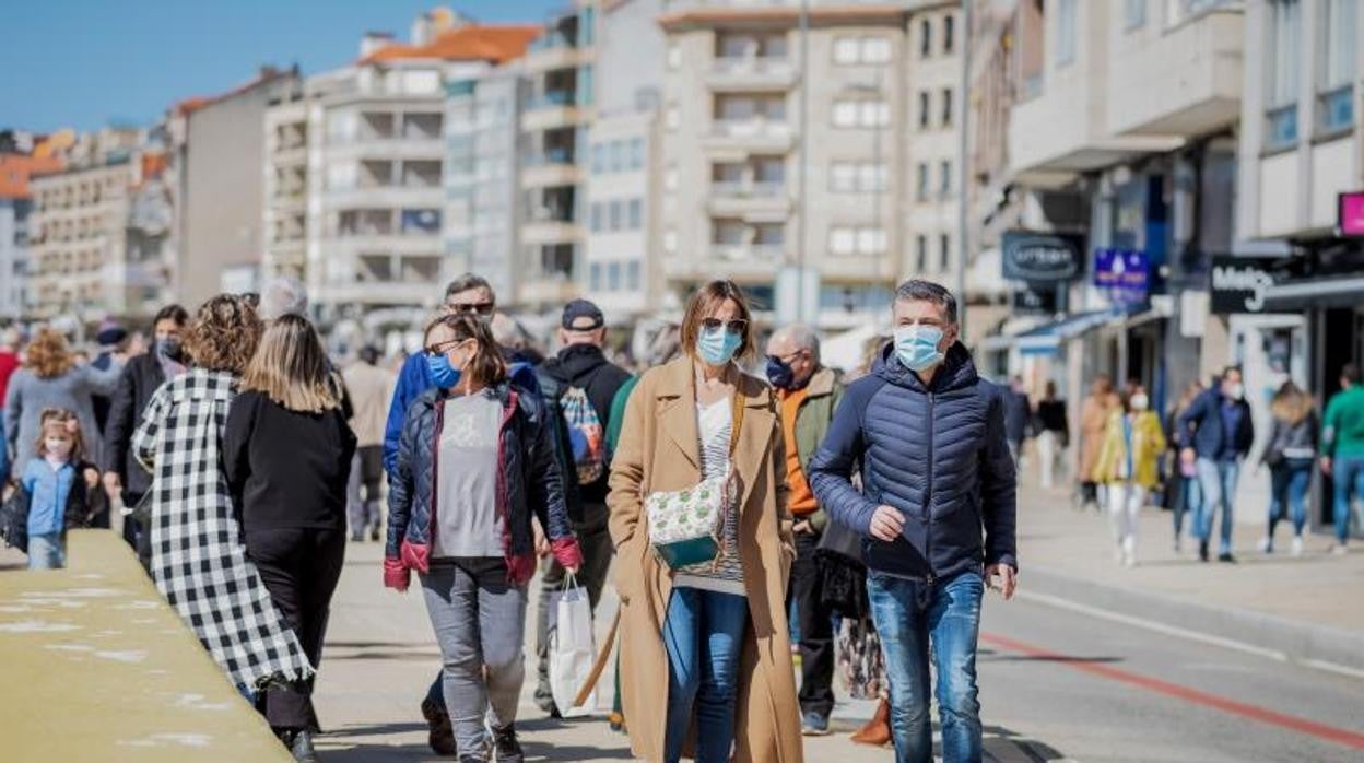 Un grupo de personas paseando en Sanxenxo este fin de semana