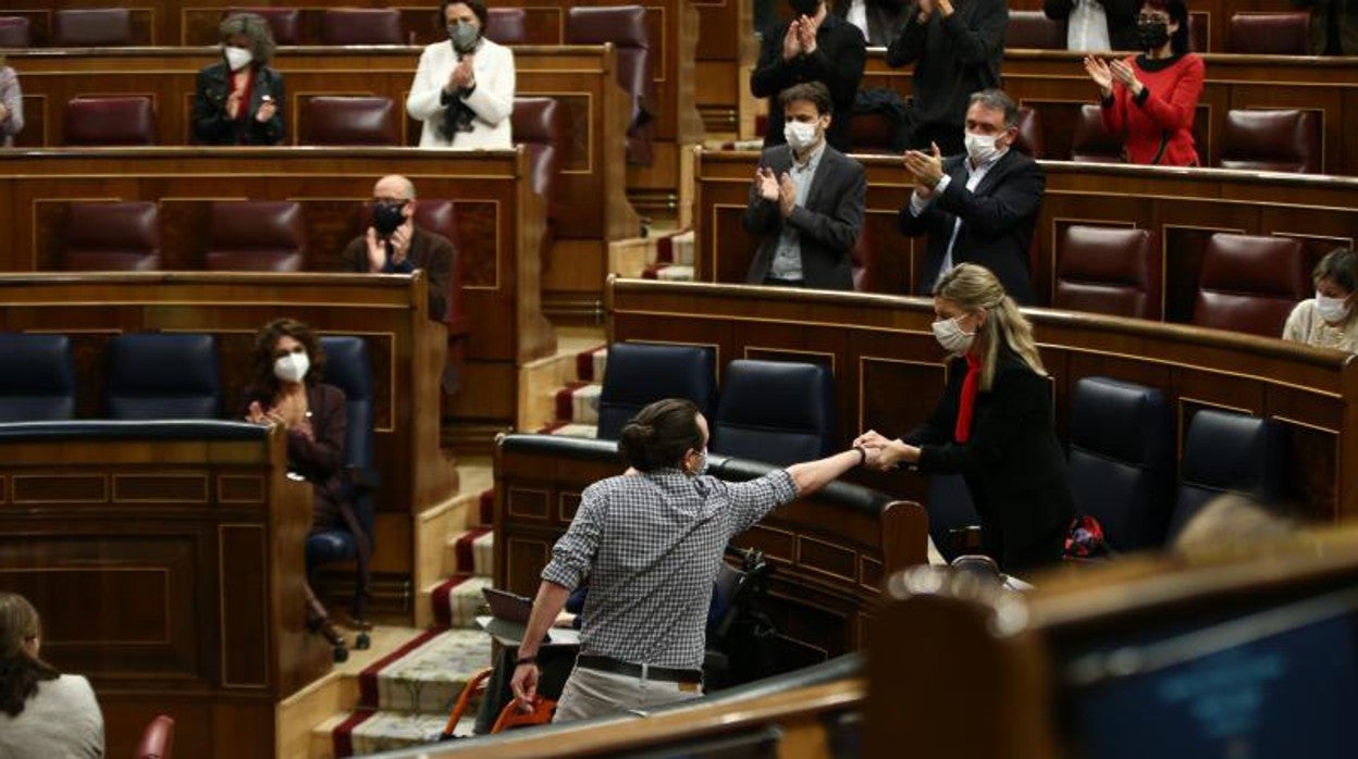 El vicepresidente Iglesias da la mano a una ministra de Trabajo emocionada con la última intervención de su compañero como miembro del Gobierno