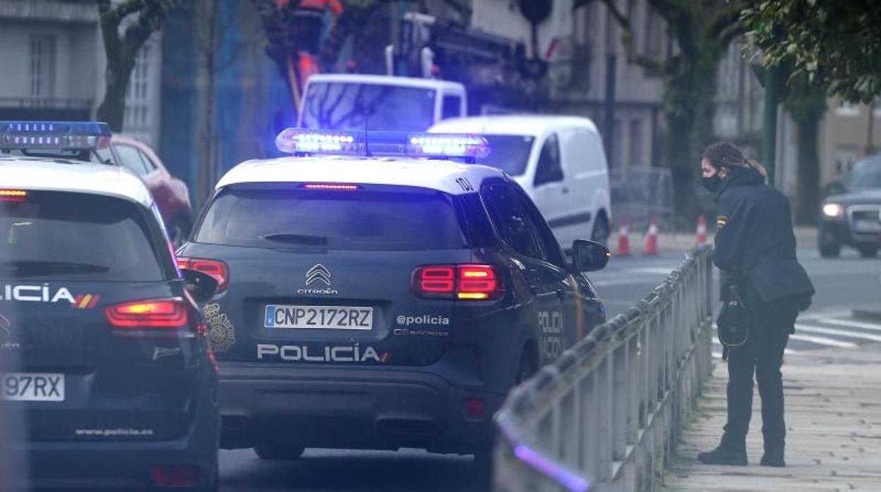 Un grupo de la Policía Nacional en Porta Faxeira, zona donde transcurrieron los hechos