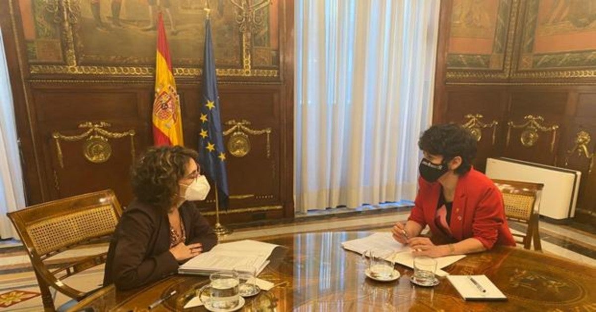 La consejera Elma Saiz (derecha) y la ministra Mª Jesús Montero (izquierda) durante la reunión mantenida en la sede del Ministerio.