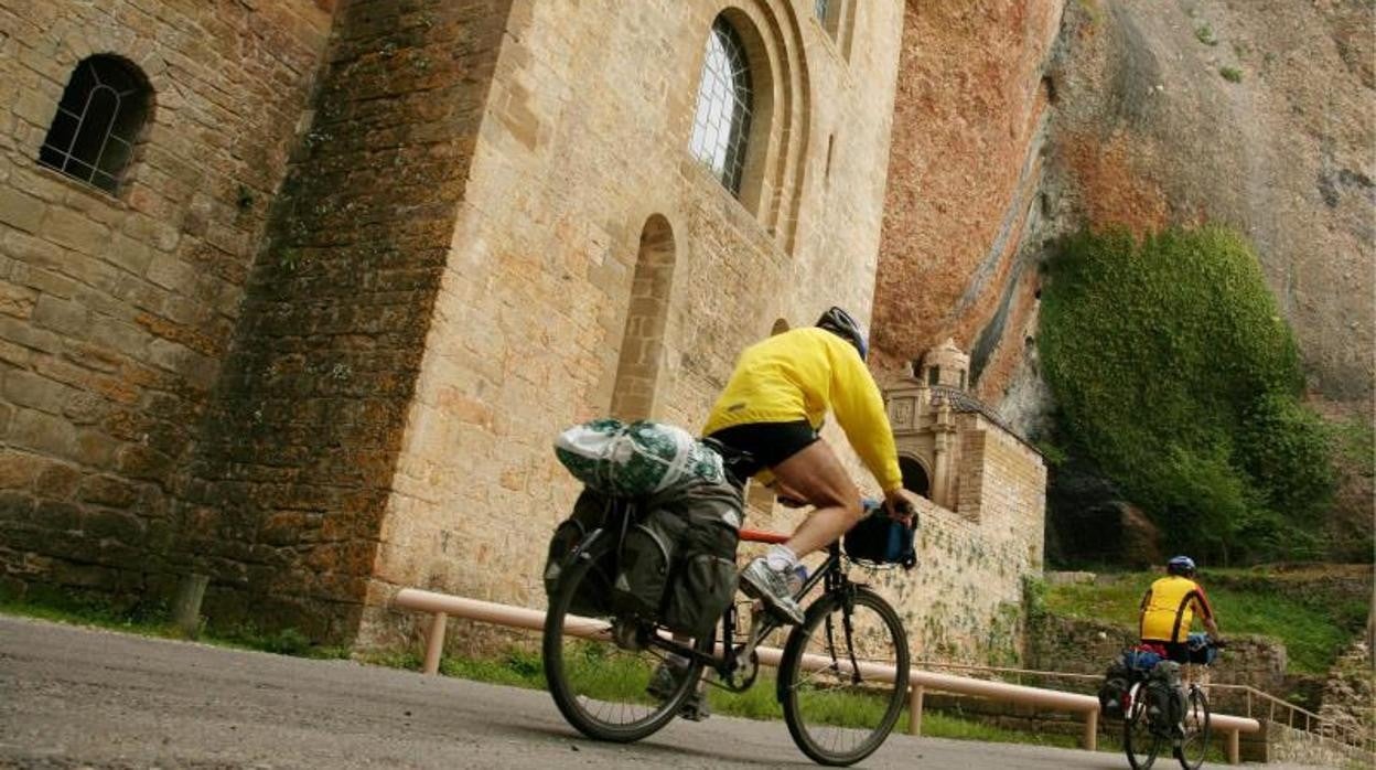 Cicloturistas a su paso por el monasterio de San Juan de la Peña (Huesca)