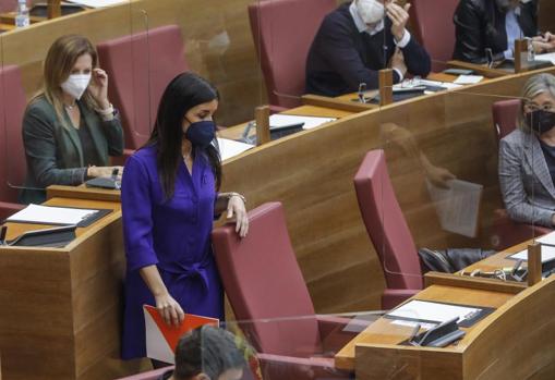 La diputada autonómica de Ciudadanos Ruth Merino pasa por delante del asiento vacío de Toni Cantó en las Cortes Valencianas