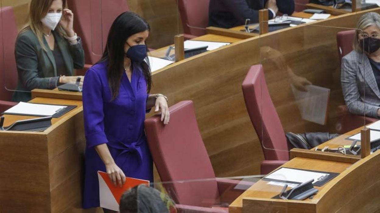 La diputada autonómica de Ciudadanos Ruth Merino pasa por delante del asiento vacío de Toni Cantó en las Cortes Valencianas