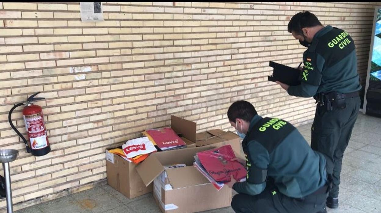 Los agentes de Guardia Ciivl registrando la ropa falsificada de marcas conocidas.