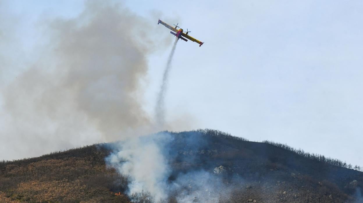 Controlado el incendio en Valdepiélago (León) tras arrasar alrededor de 100 hectáreas